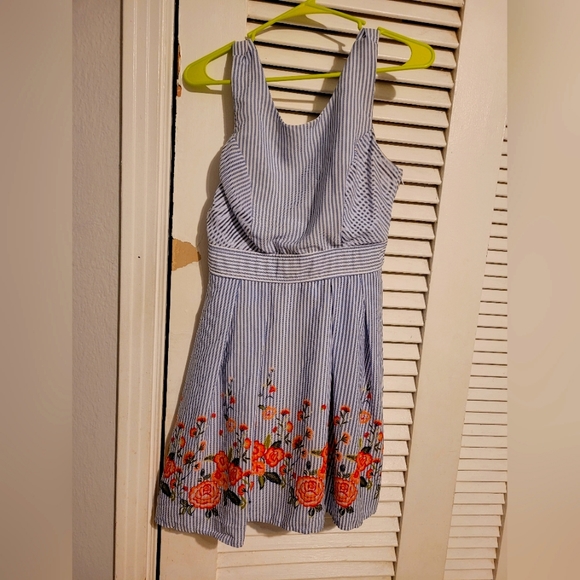 Dress - Picture 2 of 2